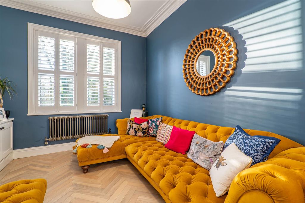 Property photo 2 of 33 Lounge