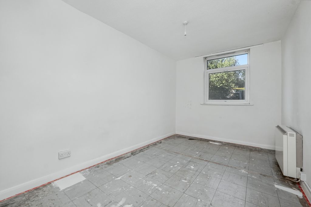 Property photo 2 of 17 17 Halstead Close, Headcorn Drive, Canterbury, Kent, Ct2 7Ud