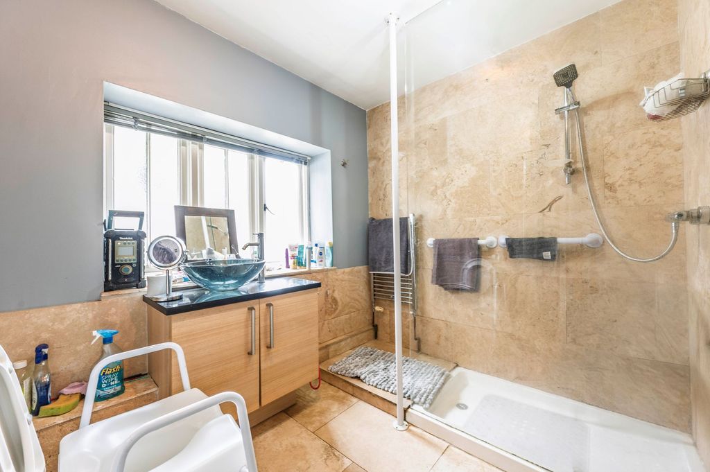 Property photo 3 of 10 Bathroom