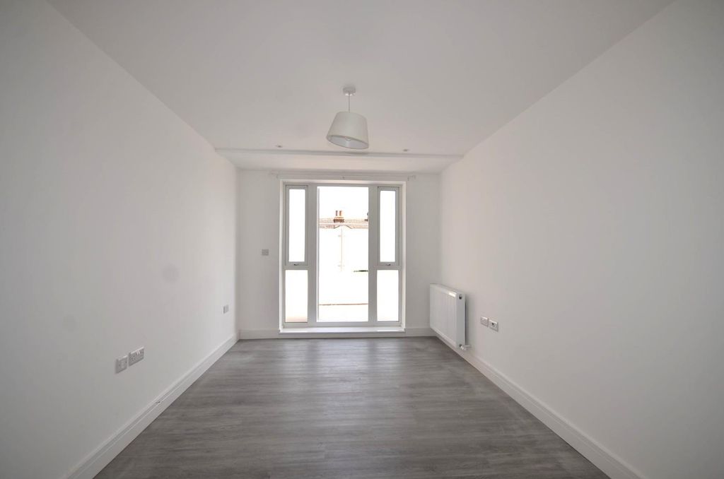 Property photo 3 of 9 Bedroom 2..Jpg