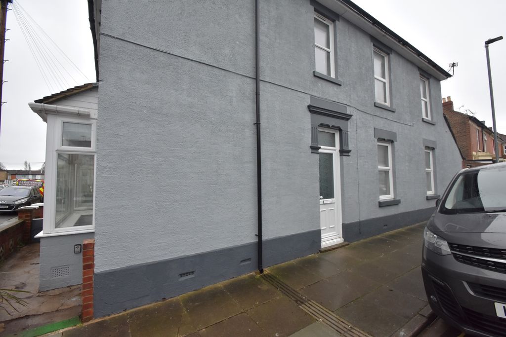 Property photo 1 of 14 Photo 03