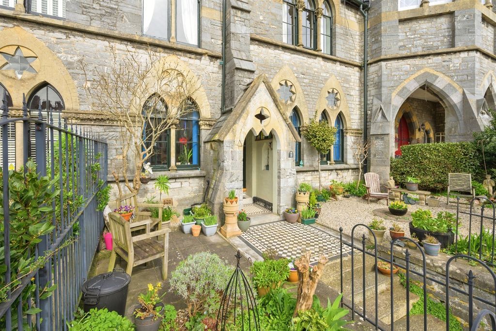 Property photo 2 of 51