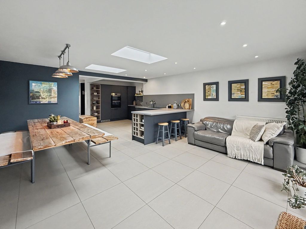 Property photo 3 of 32