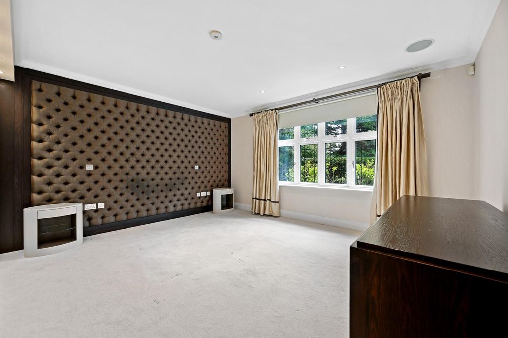 Property photo 3 of 11 Rqtec - Flat 3, Broomfield Court, 2 Beaumont Close