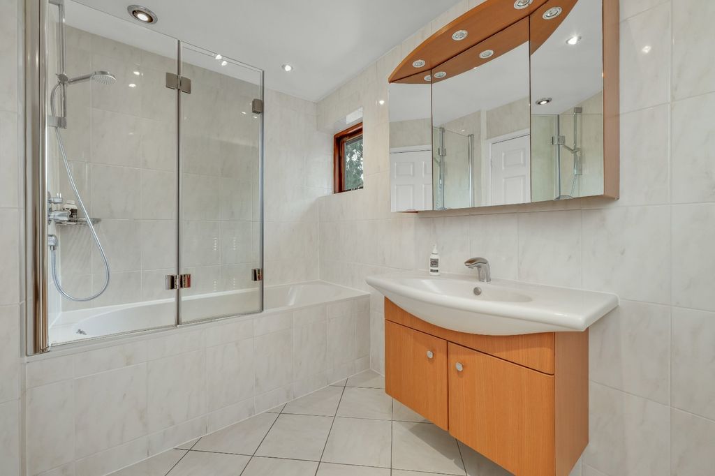 Additional image 12 of 5 bed detached house for saleMartineau Close, Esher, Surrey KT10