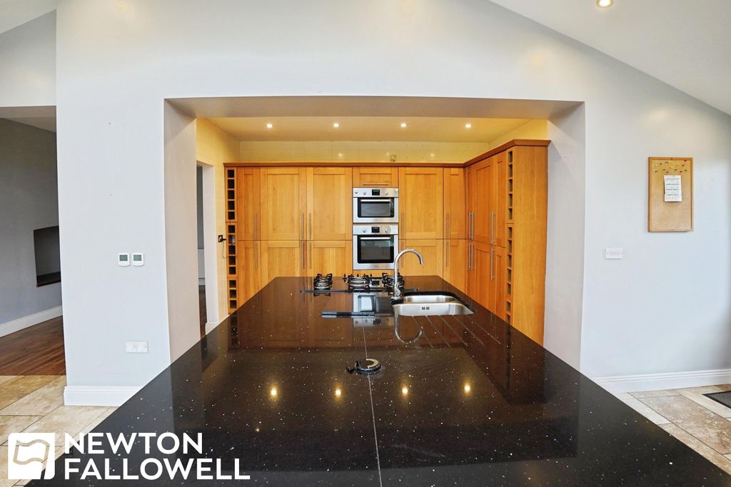 Property photo 2 of 26