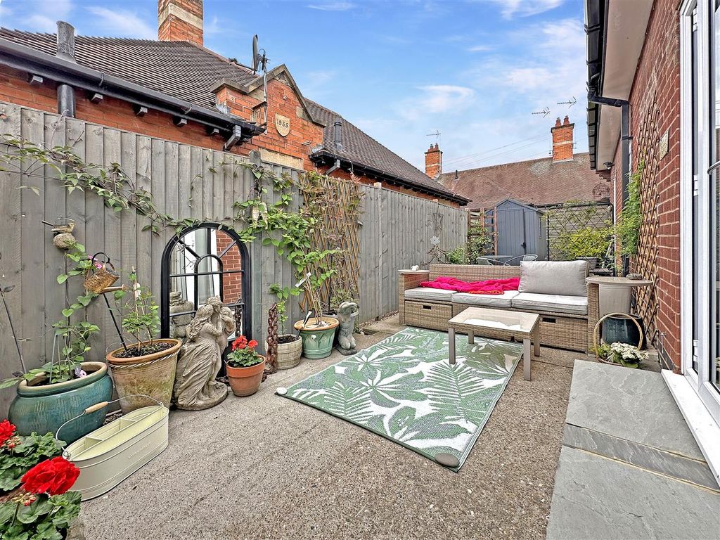 Property photo 3 of 20 Private Low-Maintenance Courtyard 547