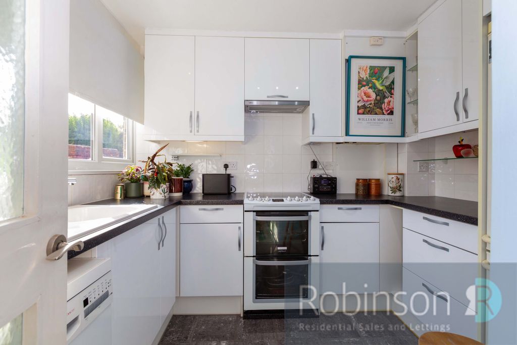 Property photo 3 of 12 26 Lynton Green-9