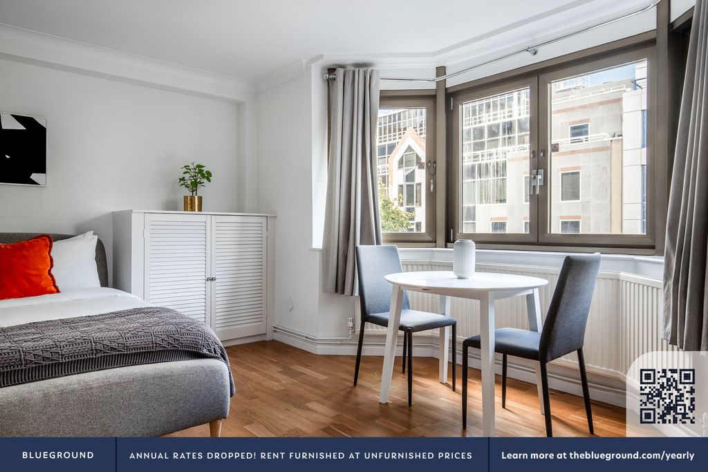 Property photo 3 of 21 Lounge Area