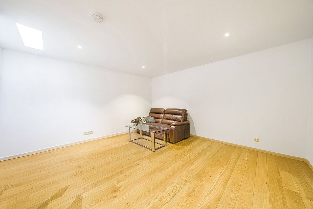 Property photo 3 of 19 Picture No. 25