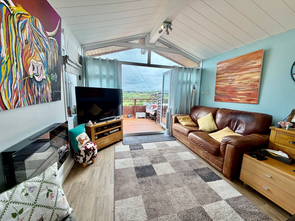 Property photo 3 of 14 Lounge