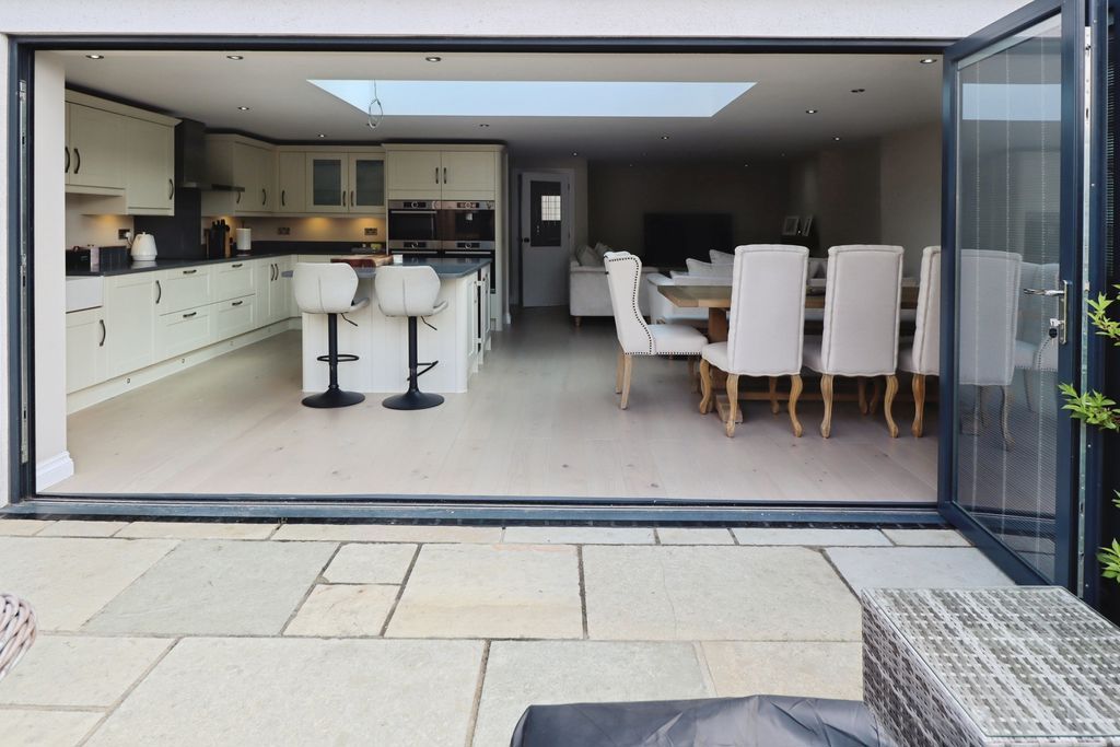 Property photo 3 of 27 Aspen Close