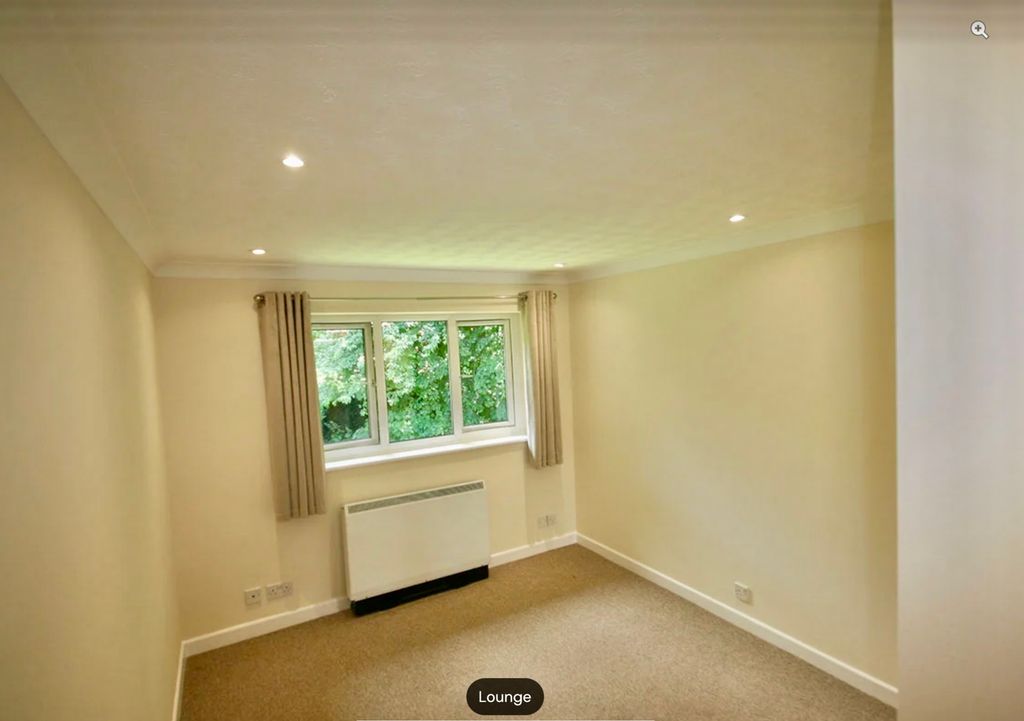 Property photo 3 of 16 Lounge