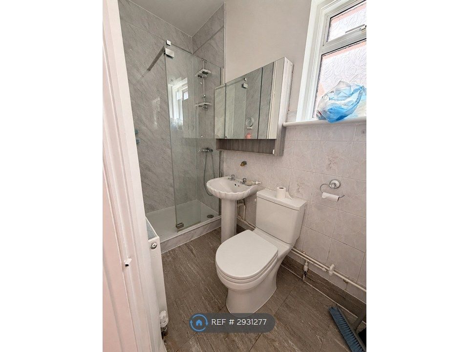 Property photo 2 of 6 Communal Bathroom 1