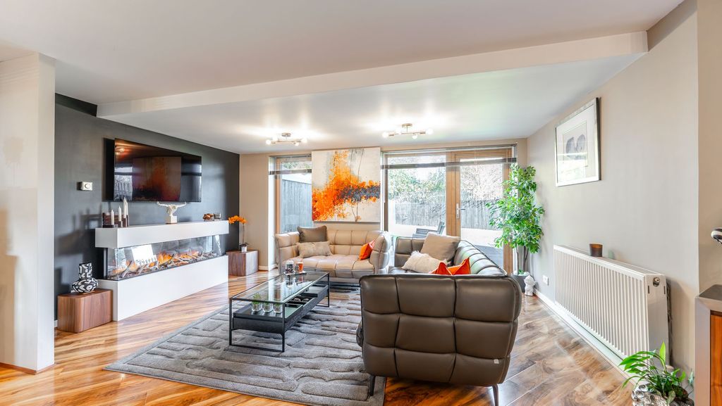 Property photo 2 of 27