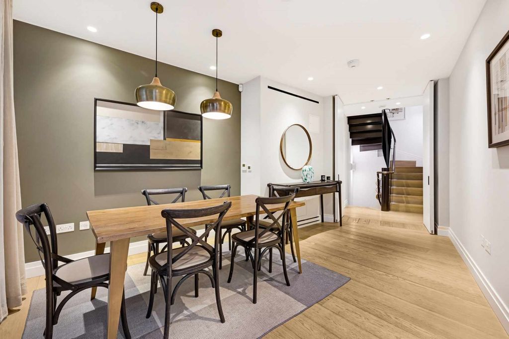 Property photo 2 of 14 7 New Burlington ...