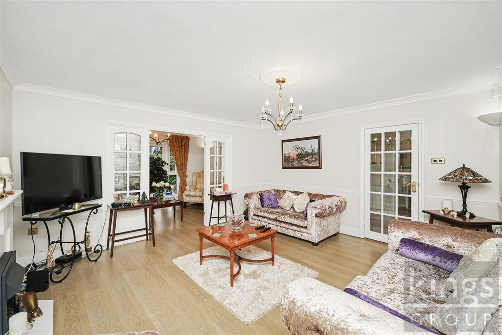 Property photo 3 of 29 Lounge