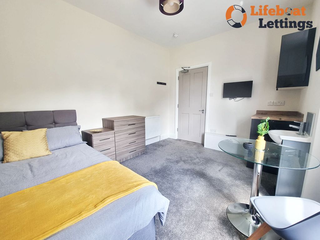 Property photo 3 of 12 Bedroom 7c