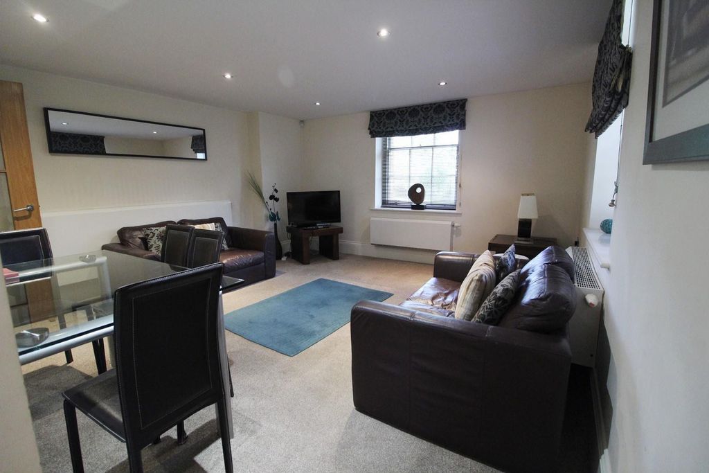 Property photo 3 of 8 Lounge