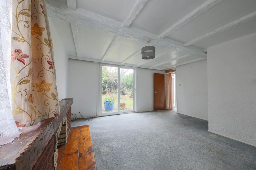 Property photo 3 of 18 Living Room