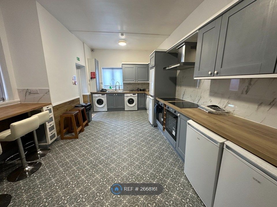 Property photo 2 of 9 Huge Kitchen