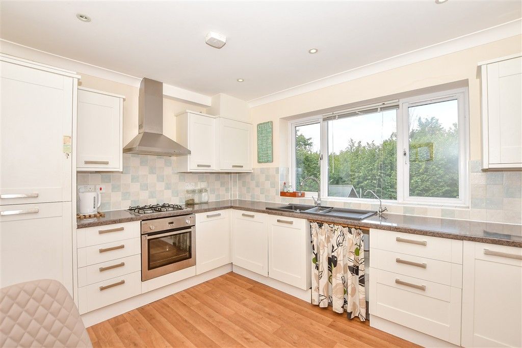 Property photo 3 of 10 Kitchen