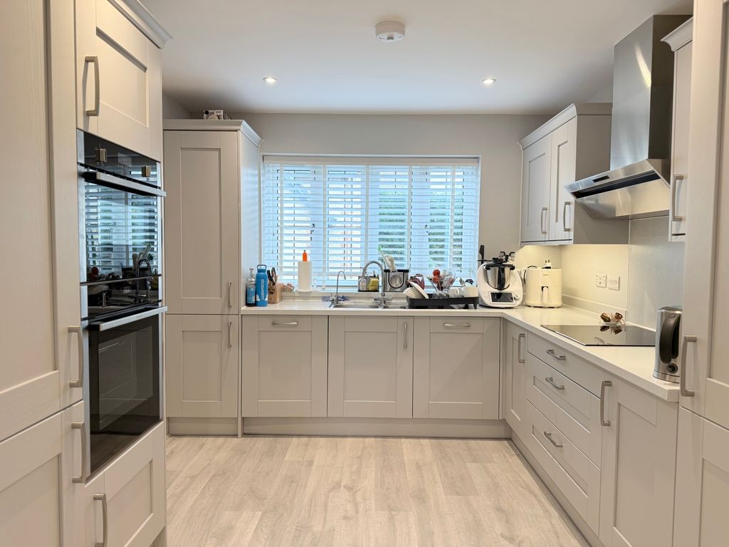 Property photo 3 of 19 Kitchen