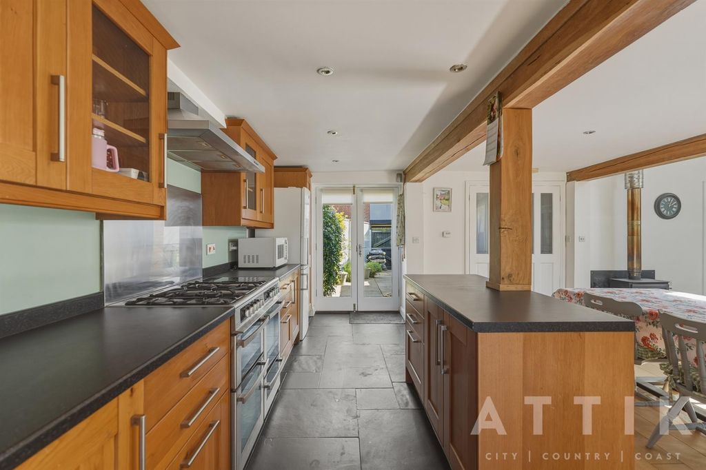 Property photo 3 of 45 London_Road_022.Jpg