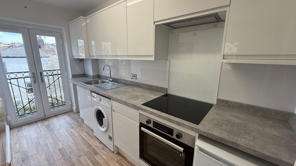 Property photo 2 of 6 Kitchen