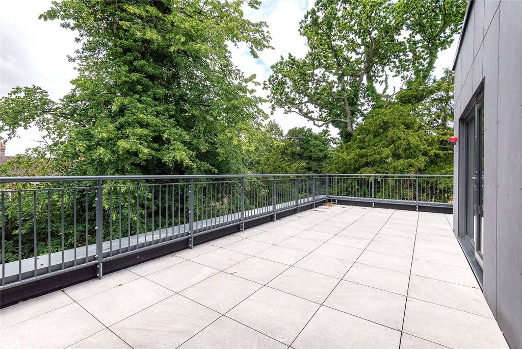 Property photo 3 of 20 Terrace