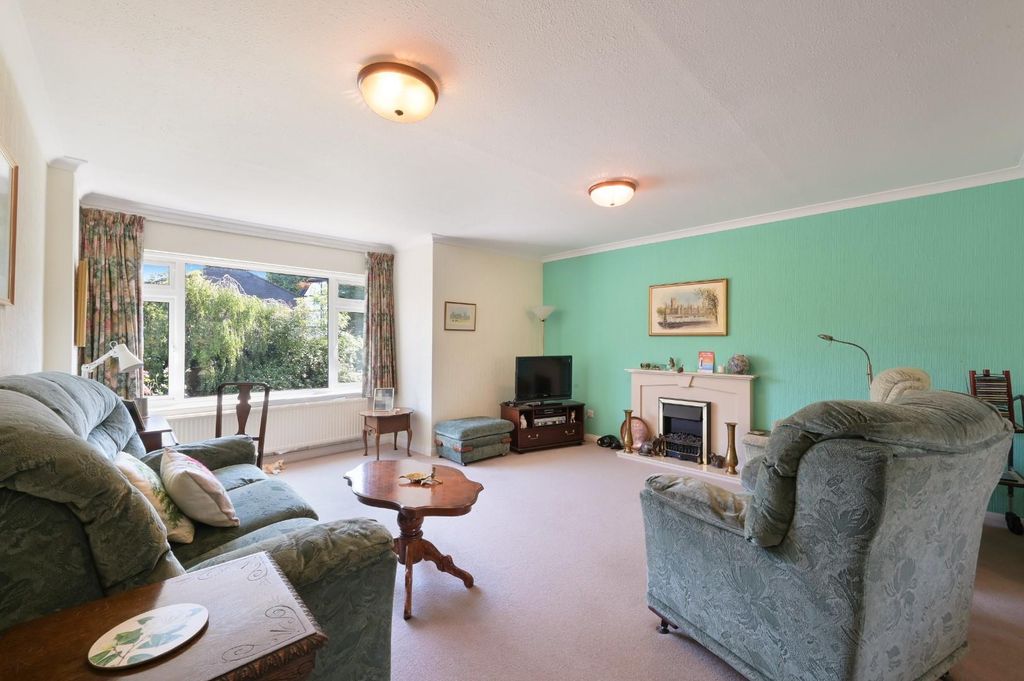 Property photo 2 of 16 Fairlight Close