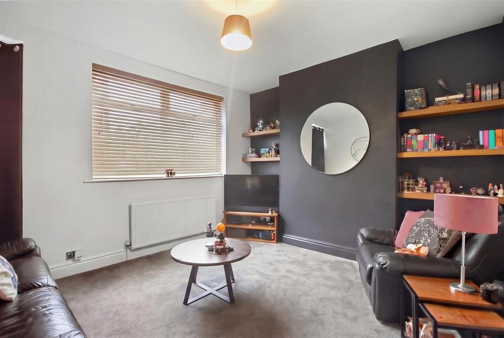 Property photo 3 of 11 Living Room