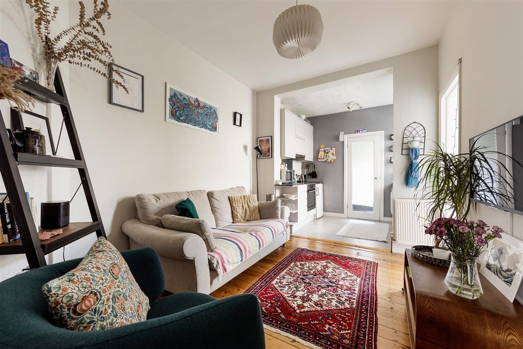 Property photo 2 of 22 Higham Hill Road, E17