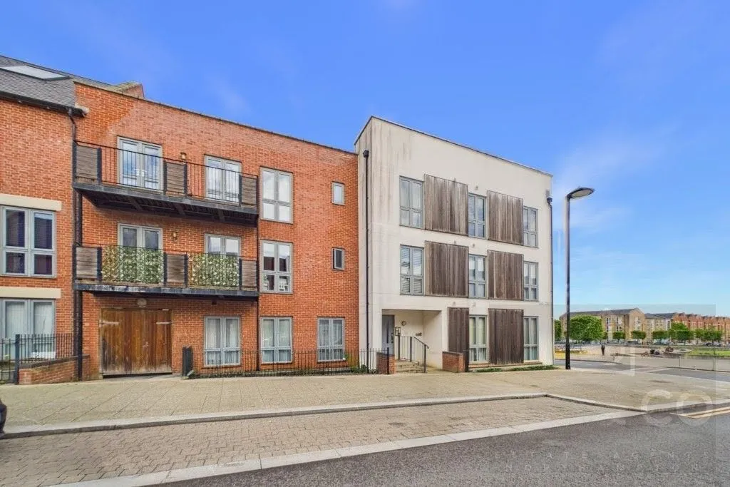 Apartment in Upton, St Crispin's - View 3