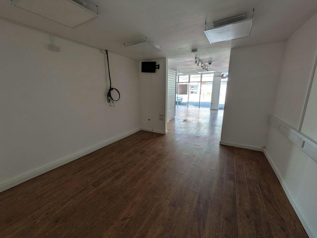 Property photo 3 of 8 9363.Jpg