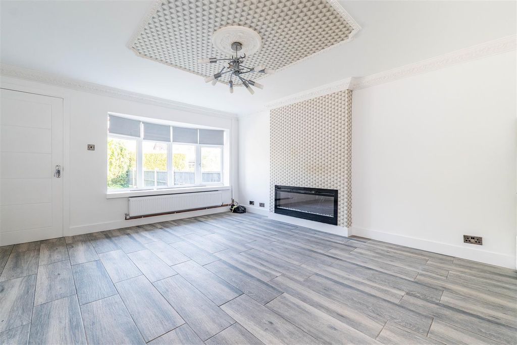 Property photo 2 of 30 Lounge