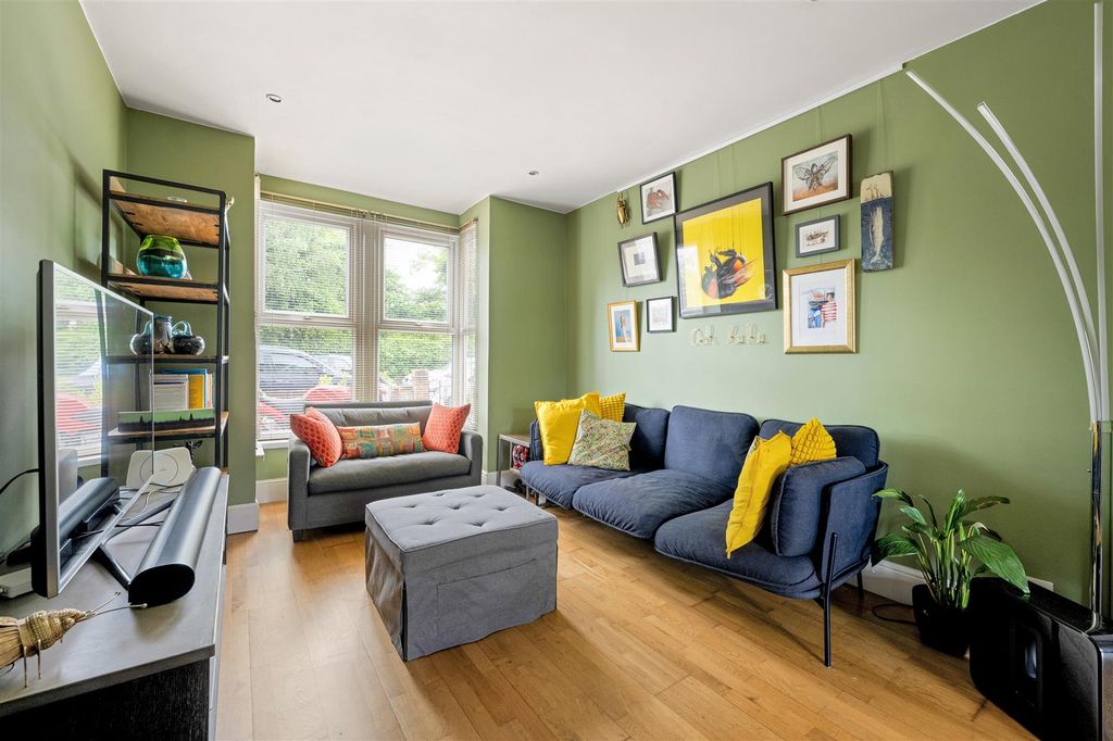 Property photo 2 of 28 Grove Hill, E18