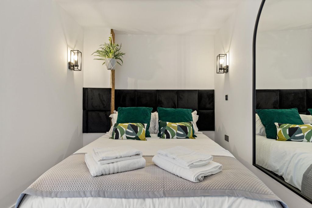 Property photo 3 of 6 Bedroom