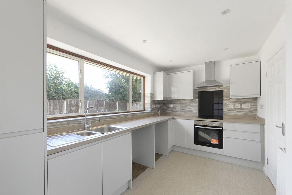 Property photo 2 of 16 Whitegables06.Jpg