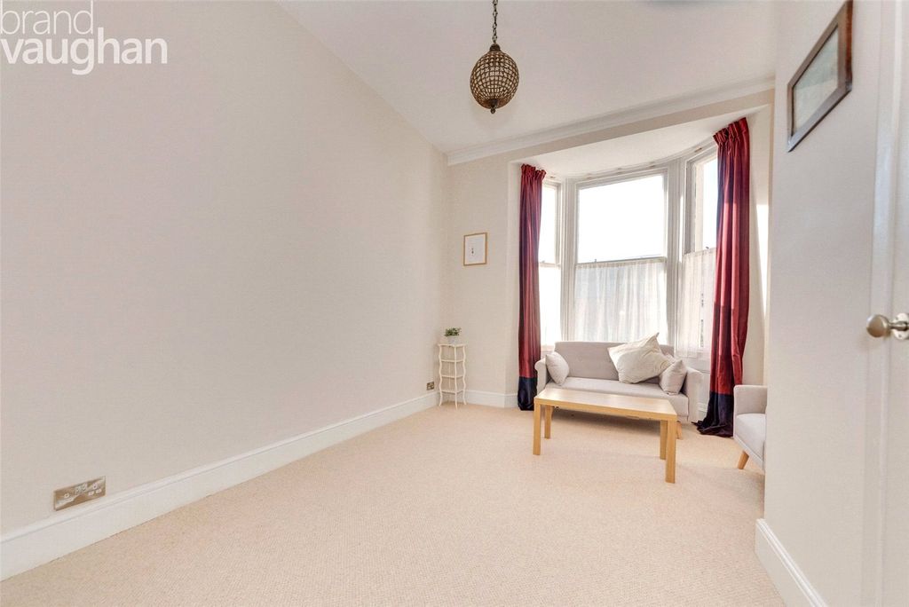 Property photo 3 of 9 Lounge