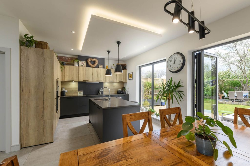 Property photo 2 of 26