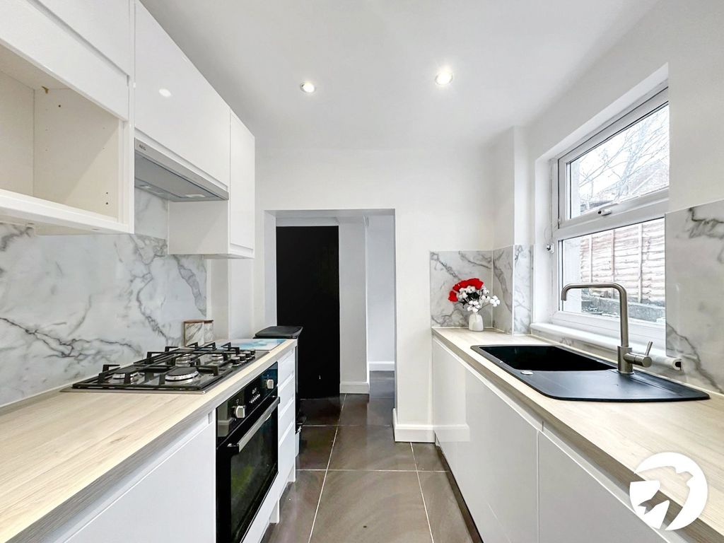 Property photo 3 of 10 Kitchen