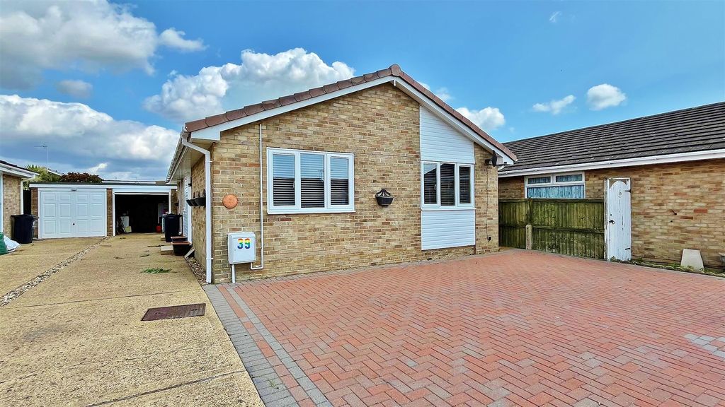 Property photo 1 of 15 Outside - Front