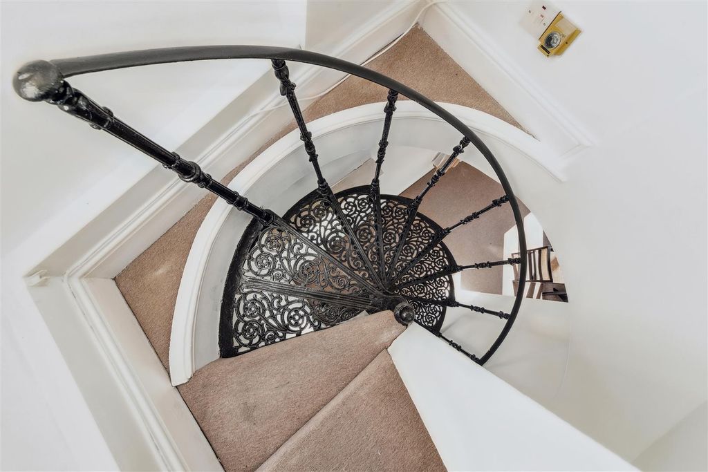 Property photo 3 of 8 Spiral Staircase