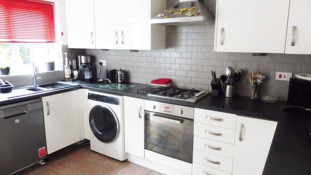 Property photo 2 of 12 Kitchen