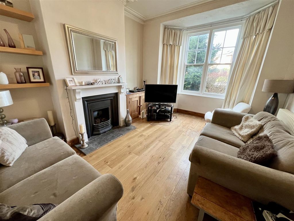 Property photo 3 of 14 Living Room