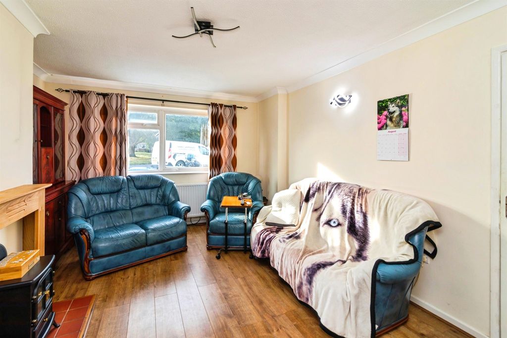 Property photo 1 of 7 Living Room