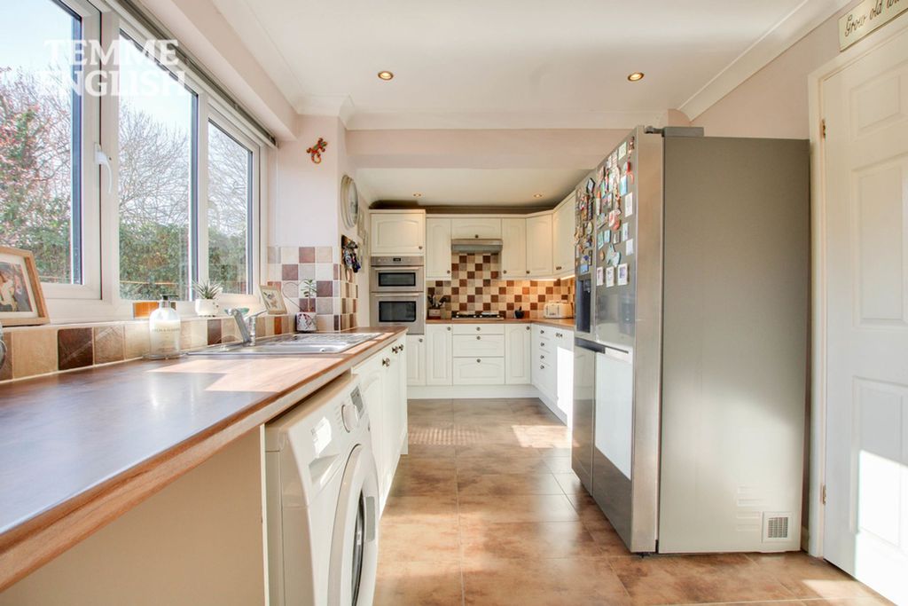 Property photo 2 of 32