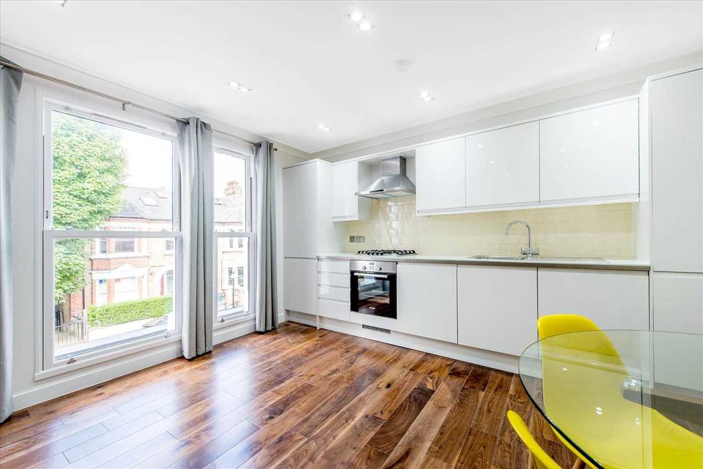 Property photo 3 of 7 Kitchen