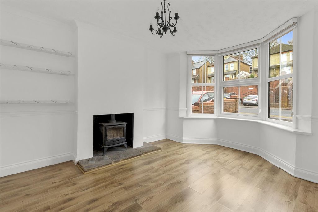 Property photo 3 of 15 181 Hughenden Rd, Hp13 5Pl-5.Jpg